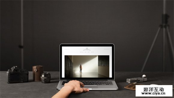 高大上！一组工作台背景的网站设计欣赏