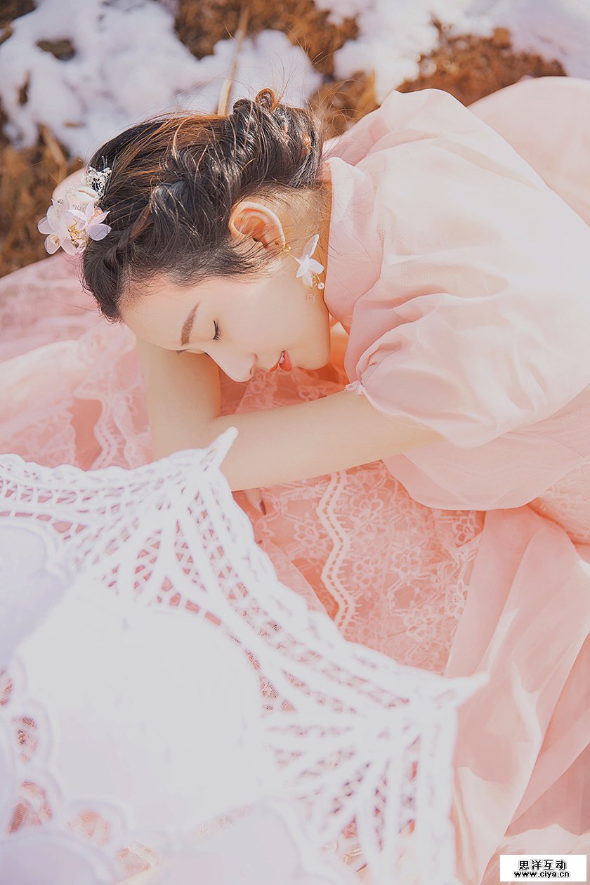 查看《The snow girl》原图，原图尺寸：840x1260